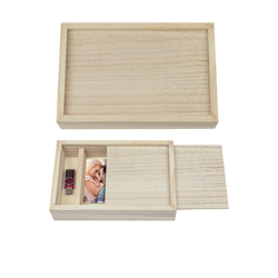 Drewniane pudełko na zdjęcia do formatu 15x21 z miejscem na pendrive